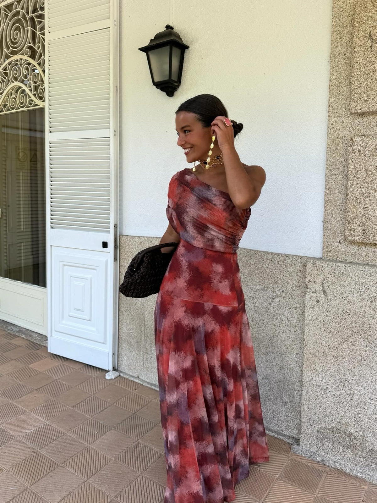 Lang one-shoulder-kjole med akvarelprint