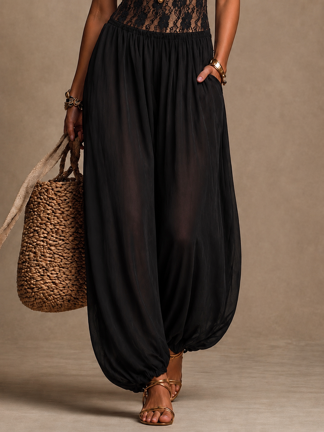 Laia | Jumpsuit med blonder og flydende bukser