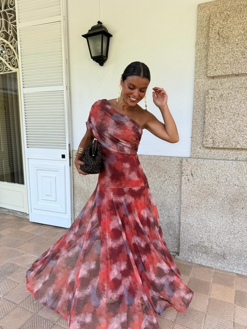 Lang one-shoulder-kjole med akvarelprint