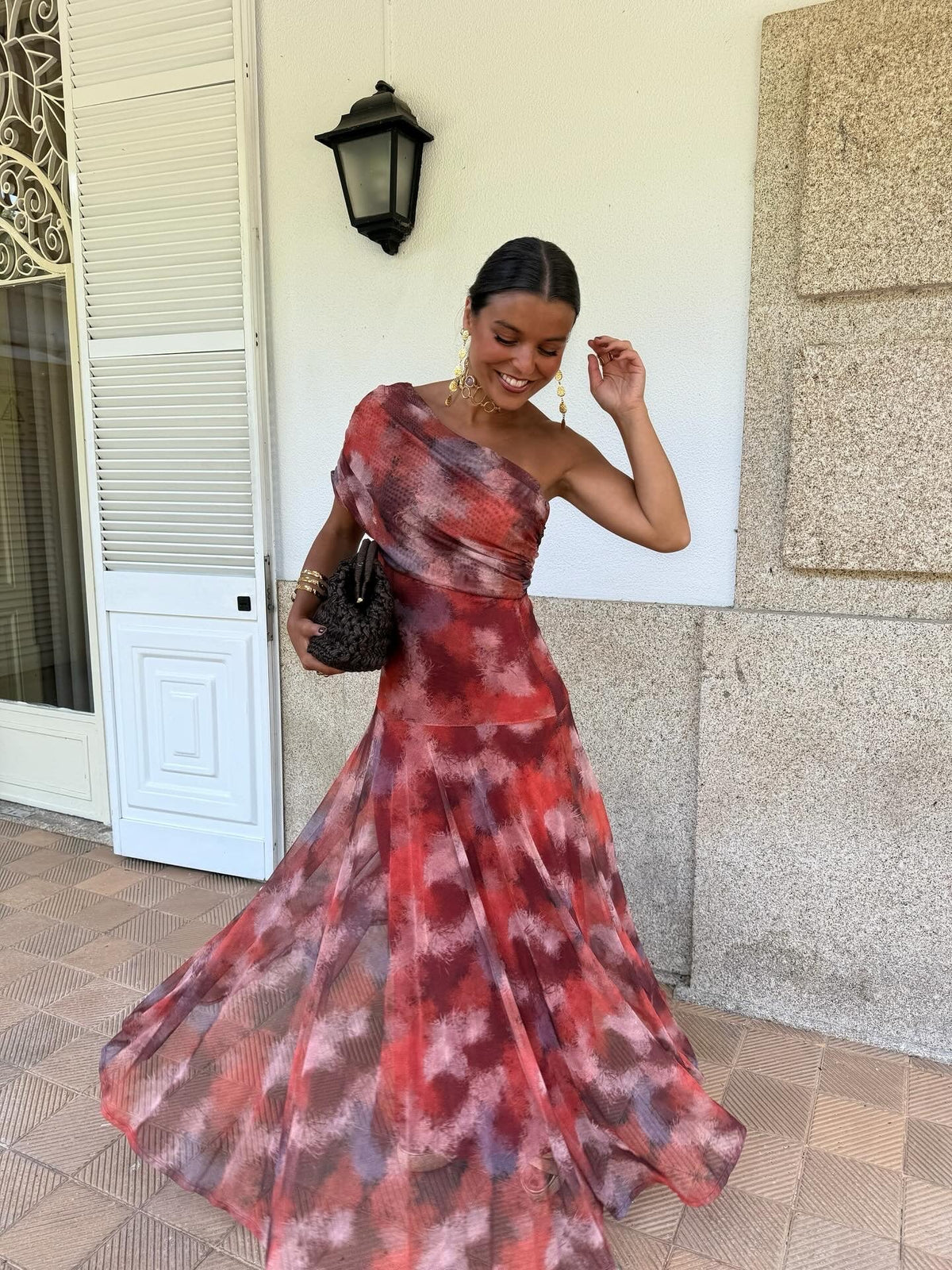 Lang one-shoulder-kjole med akvarelprint