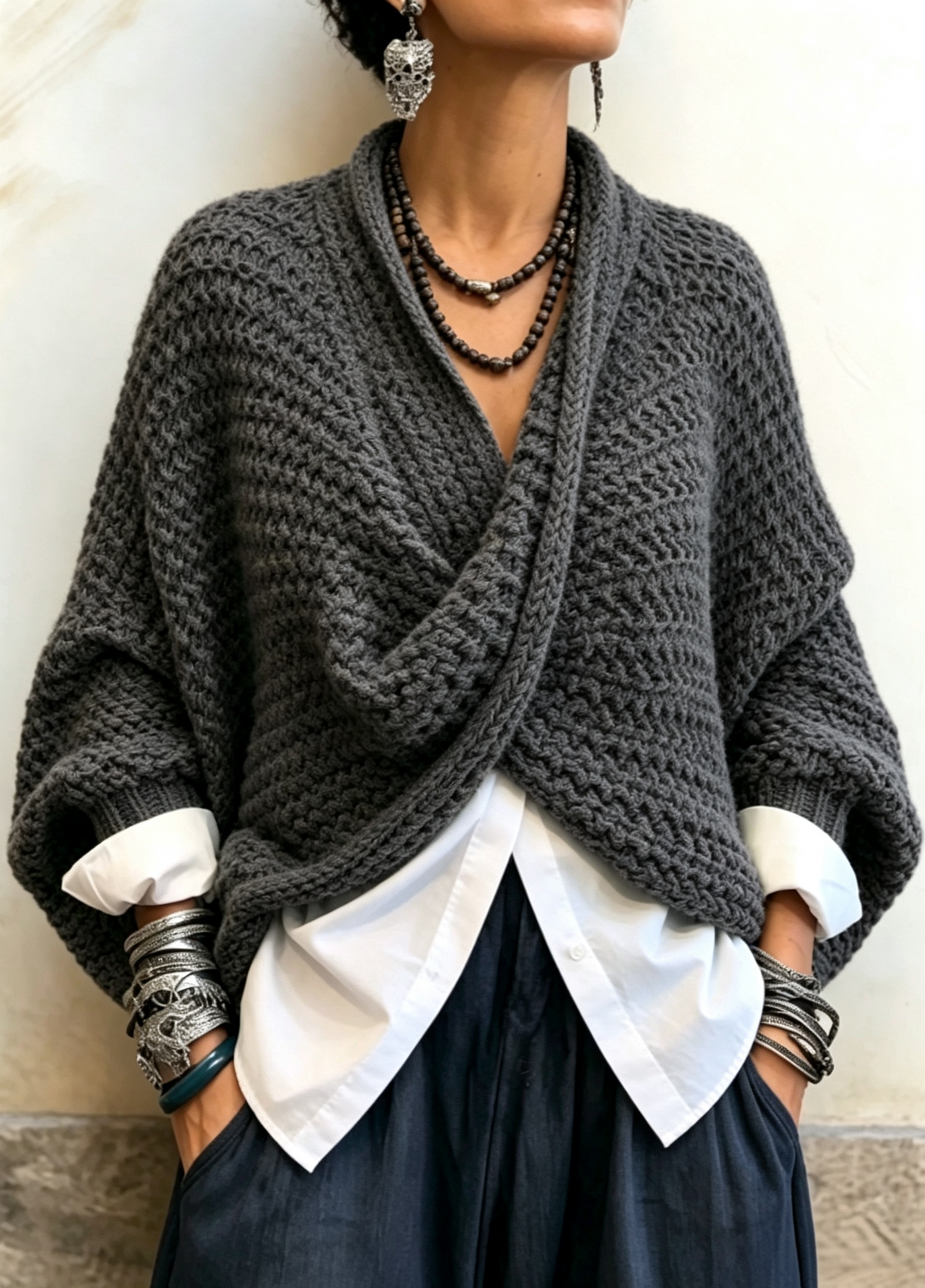 Claire – Grovstrikket sweater med overslag