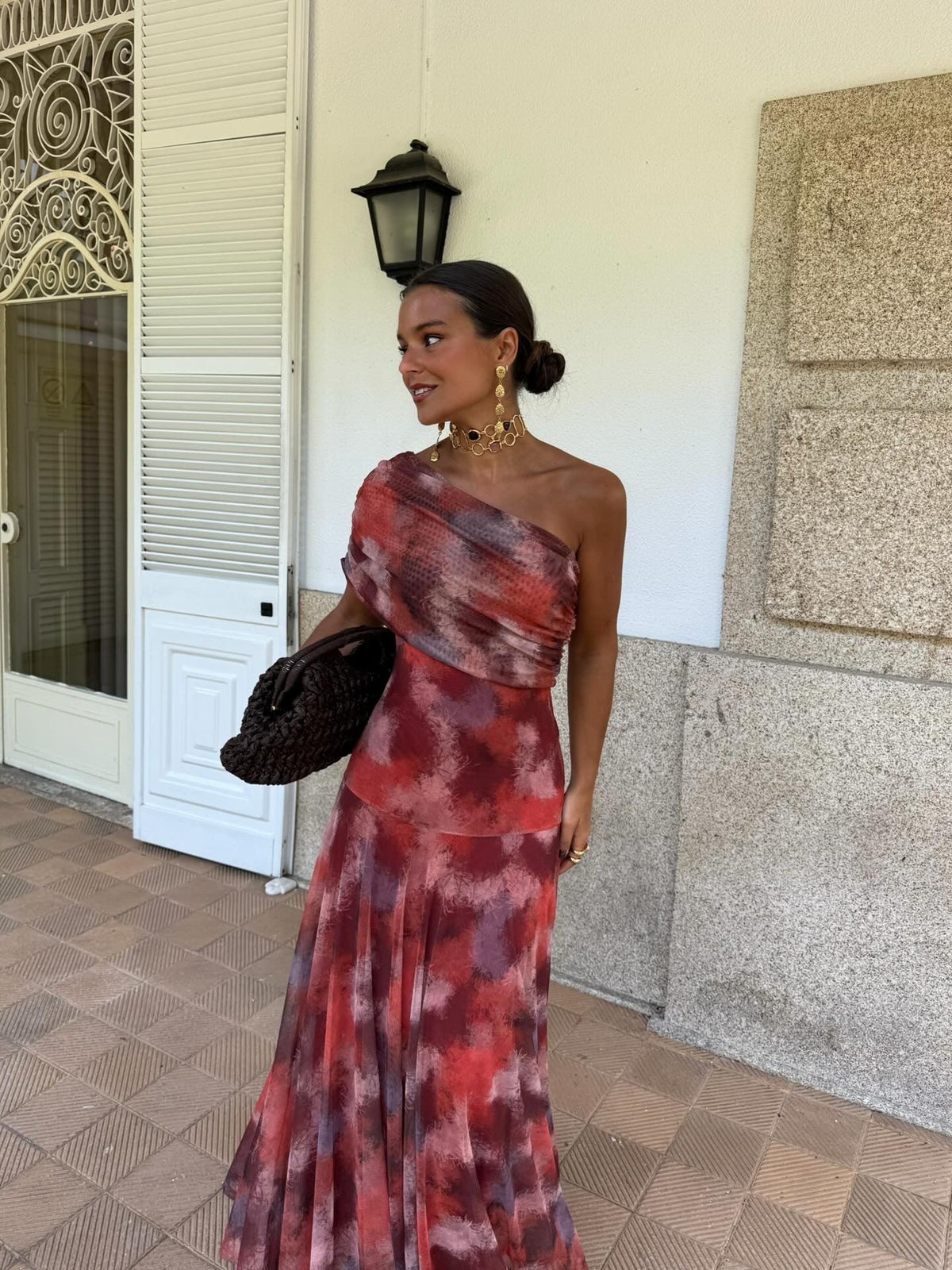 Lang one-shoulder-kjole med akvarelprint