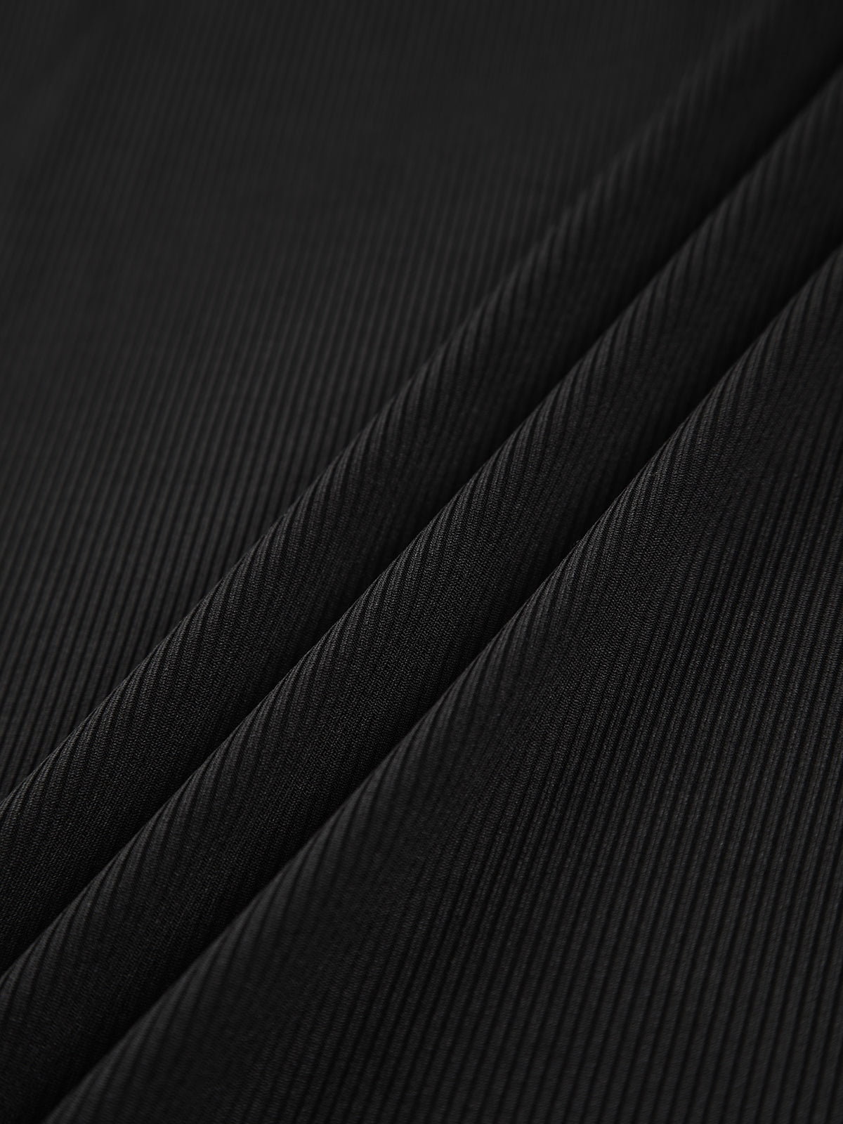 Amanda | Asymmetrisk top med cut-out og off-shoulder-detalje