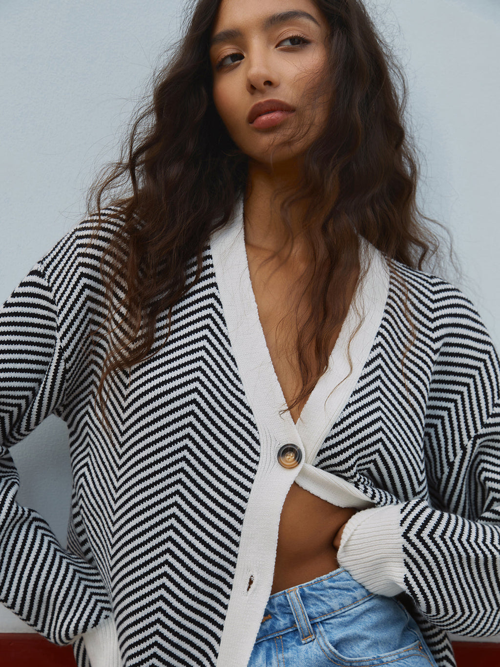 Rosanna – Cardigan i chevronstrik med kontrastknapper