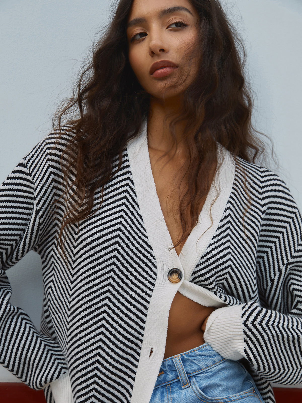 Rosanna – Cardigan i chevronstrik med kontrastknapper