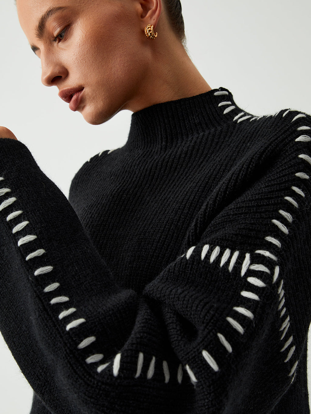 Ada | Oversized sweater med høj hals og kontrastsømme