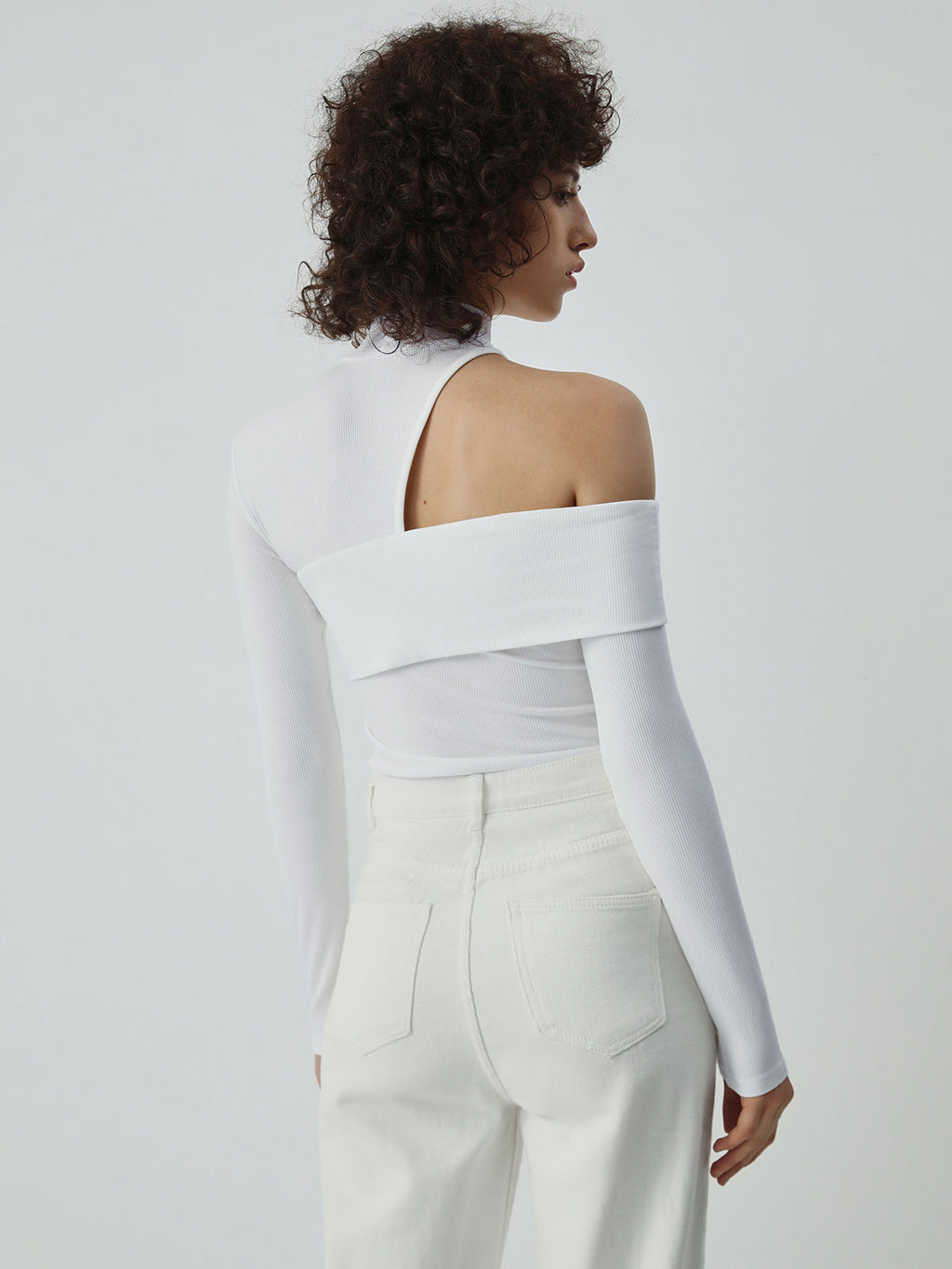 Amanda | Asymmetrisk top med cut-out og off-shoulder-detalje