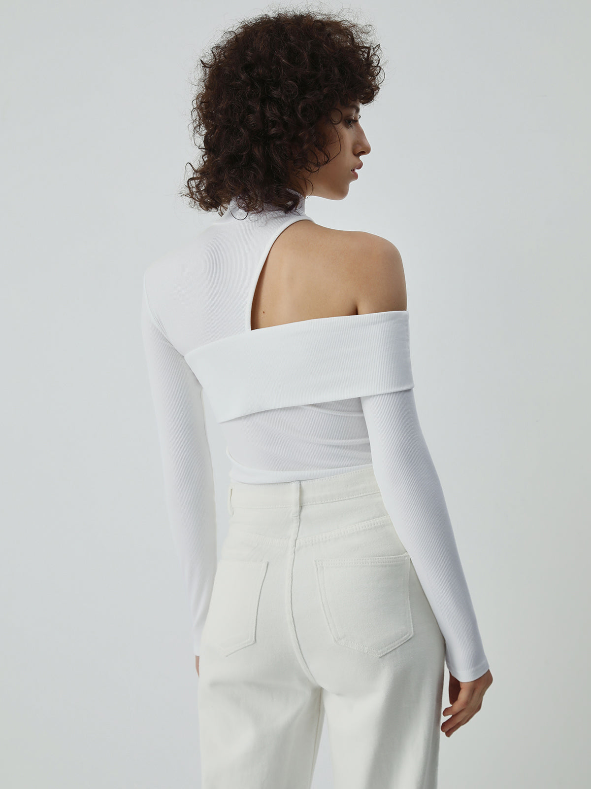 Amanda | Asymmetrisk top med cut-out og off-shoulder-detalje
