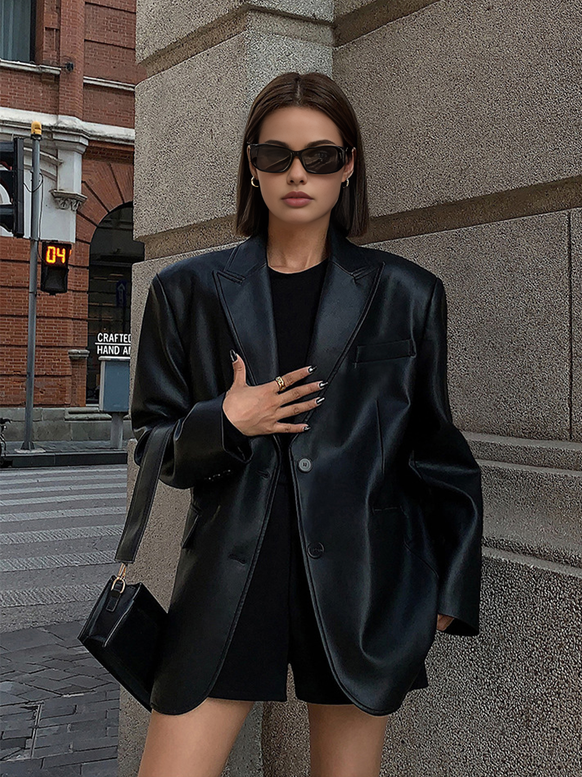 Venera | Oversized blazer i kunstlæder med revers