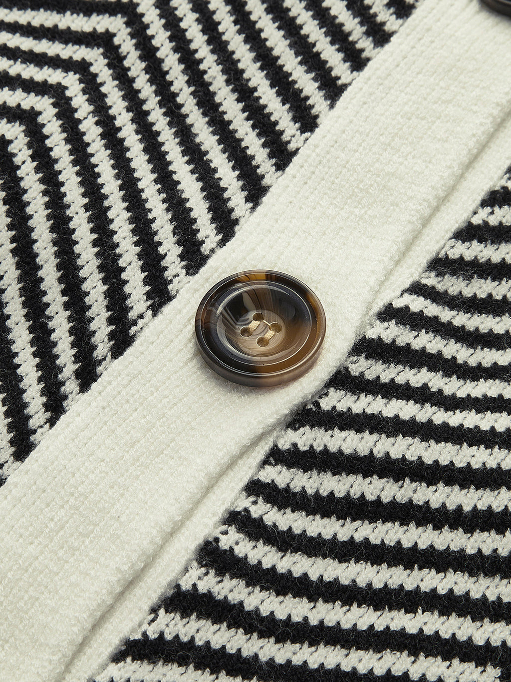 Rosanna – Cardigan i chevronstrik med kontrastknapper
