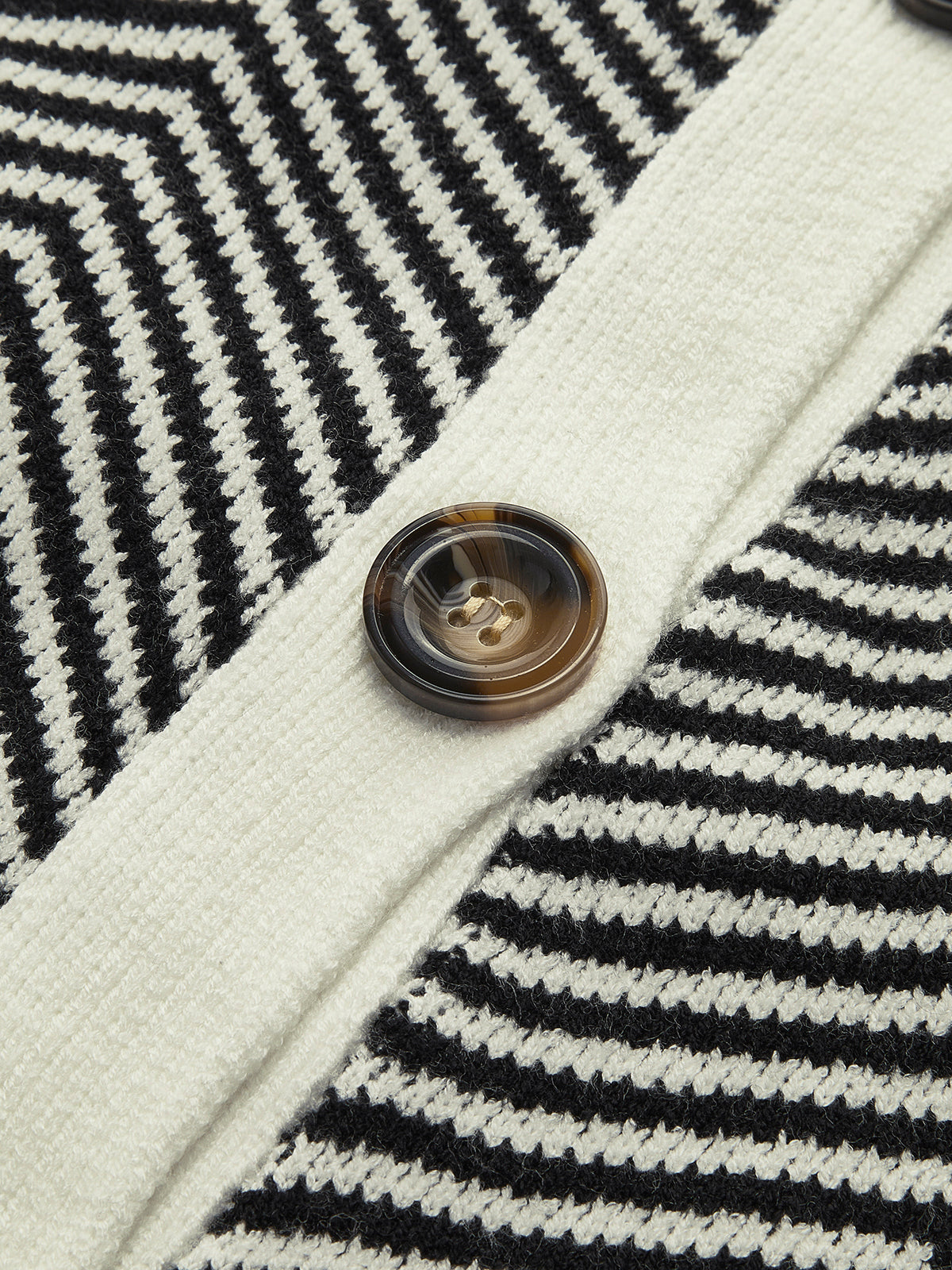 Rosanna – Cardigan i chevronstrik med kontrastknapper