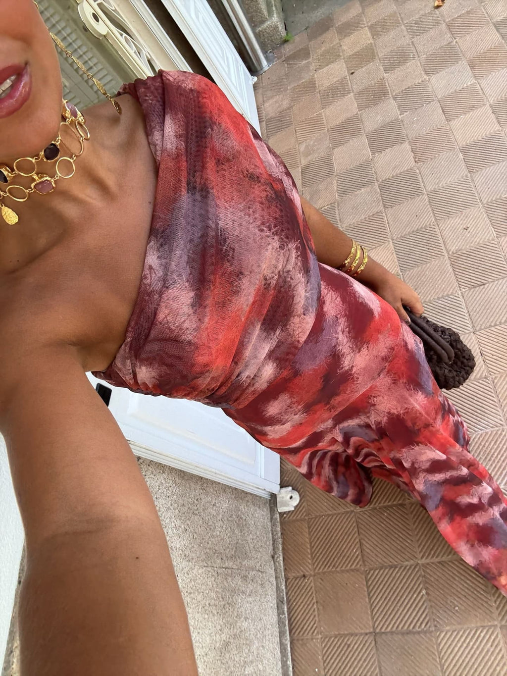 Lang one-shoulder-kjole med akvarelprint