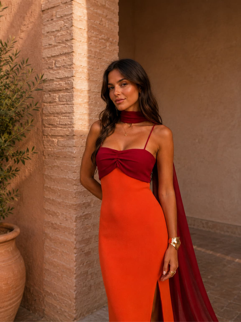 Lang draperet kjole i to farver