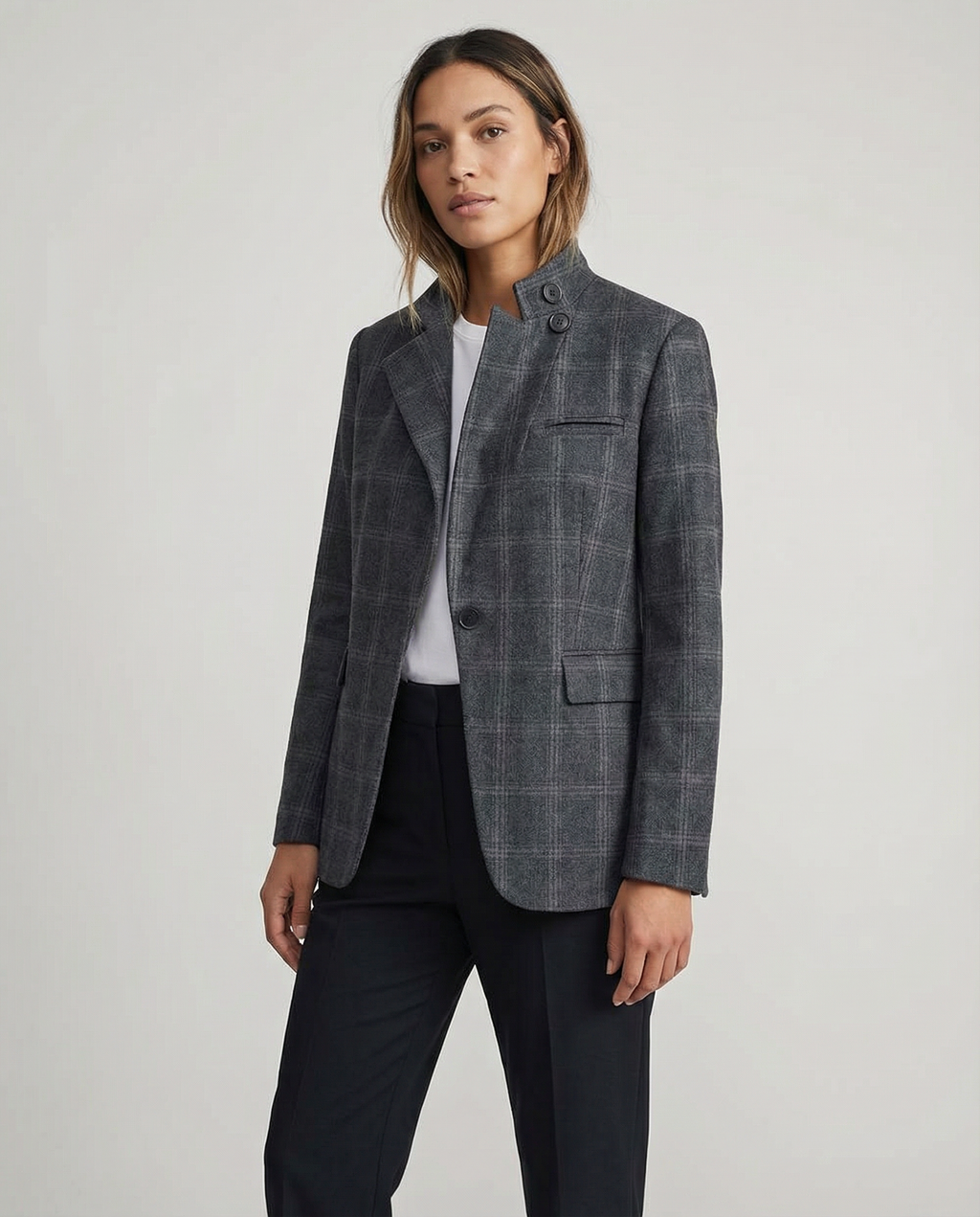 Cinzia – Elegant ternet blazer med én knap og lange ærmer