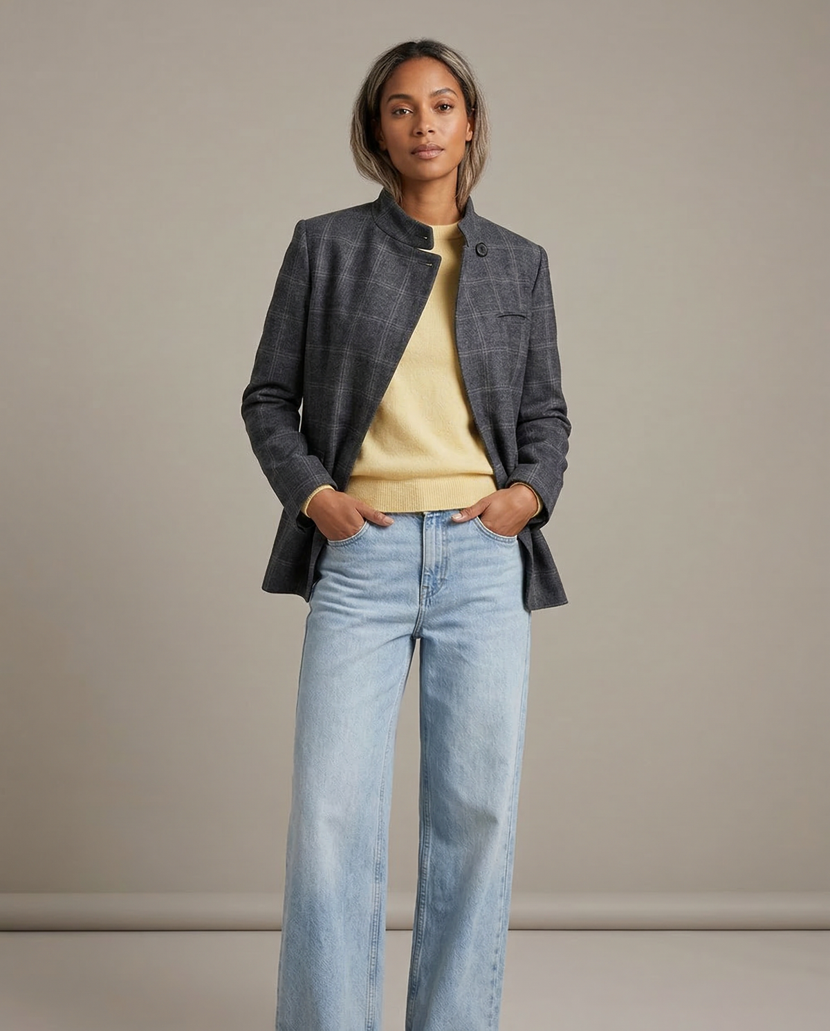 Cinzia – Elegant ternet blazer med én knap og lange ærmer
