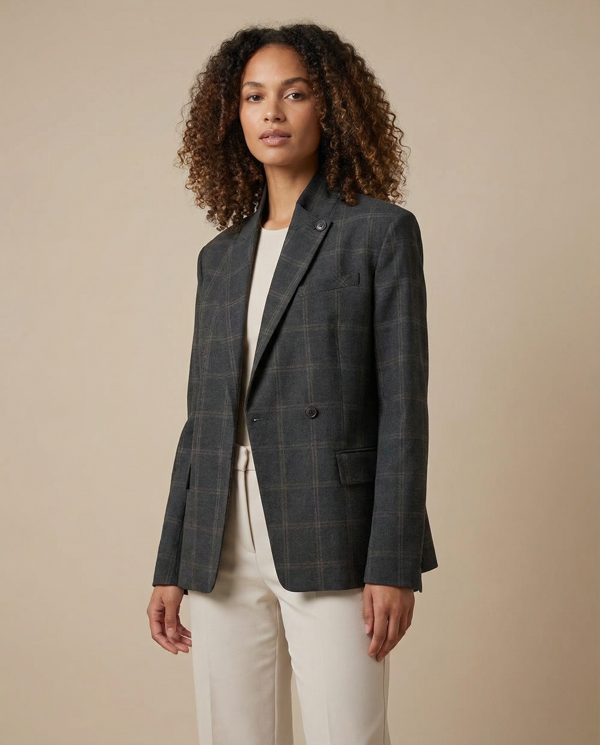 Pia – Oversized ternet blazer med markerede skuldre