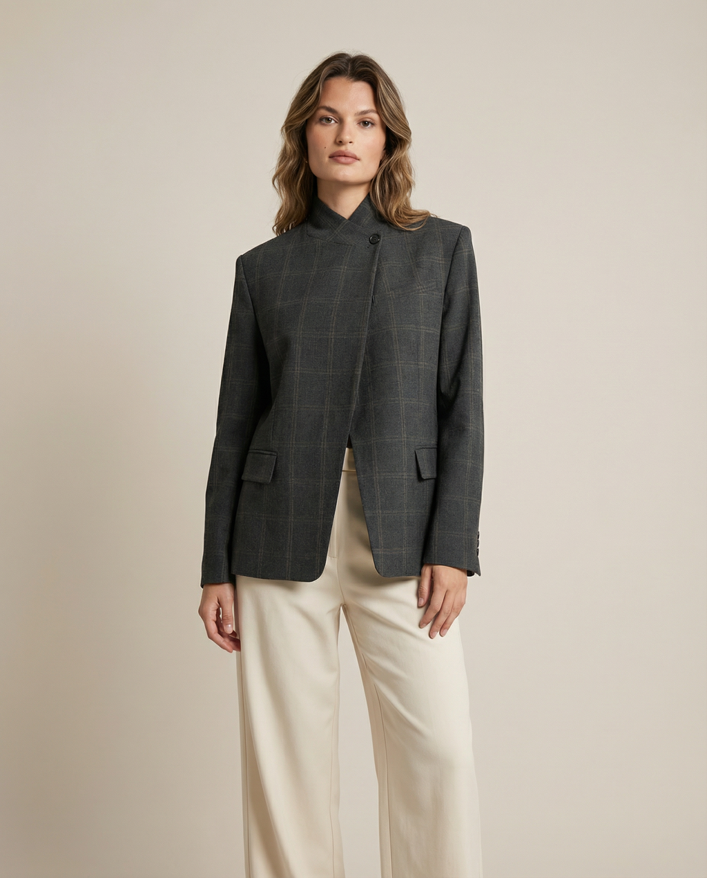 Pia – Oversized ternet blazer med markerede skuldre