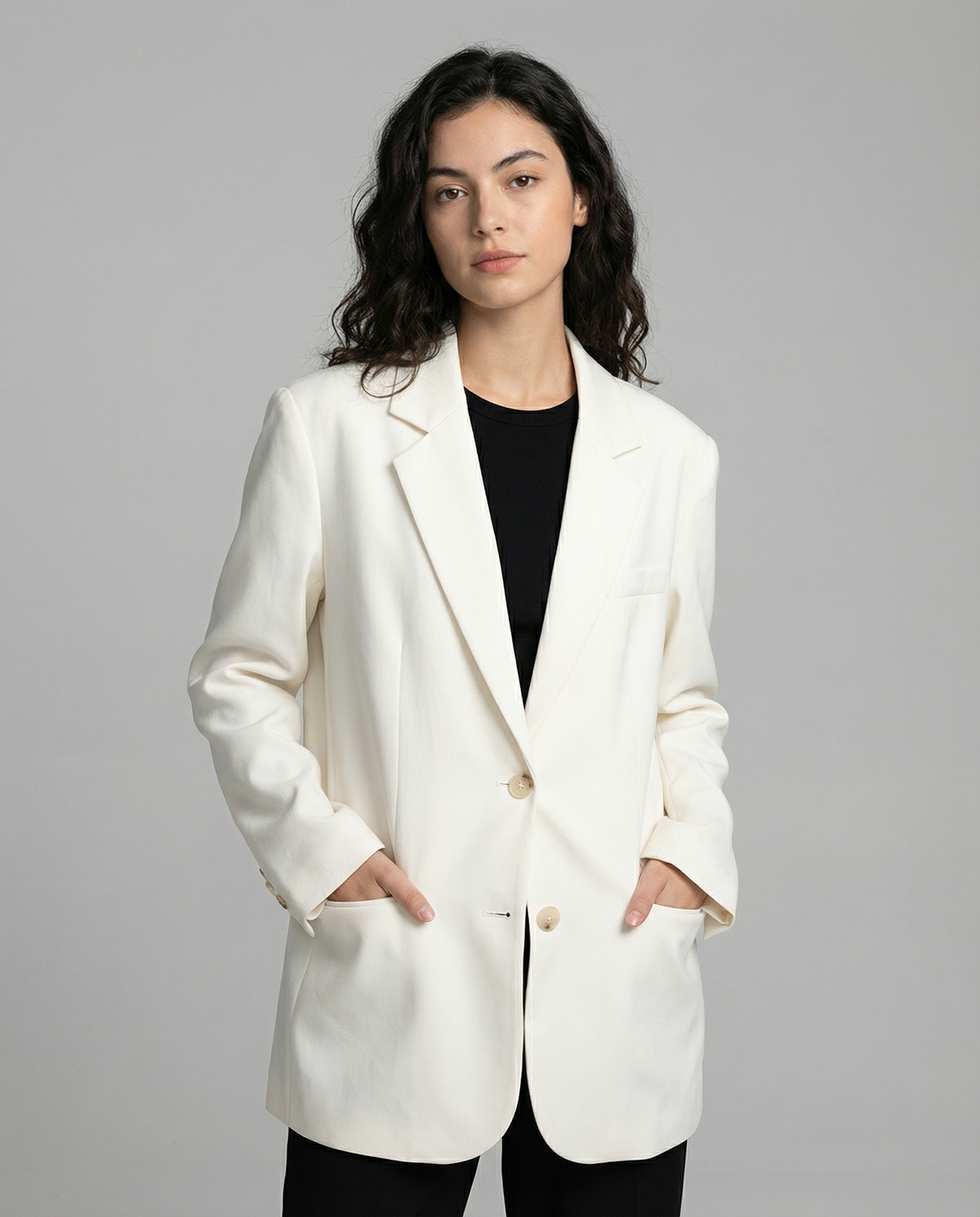 Bettina – Elegant ensfarvet kontorblazer med lange ærmer