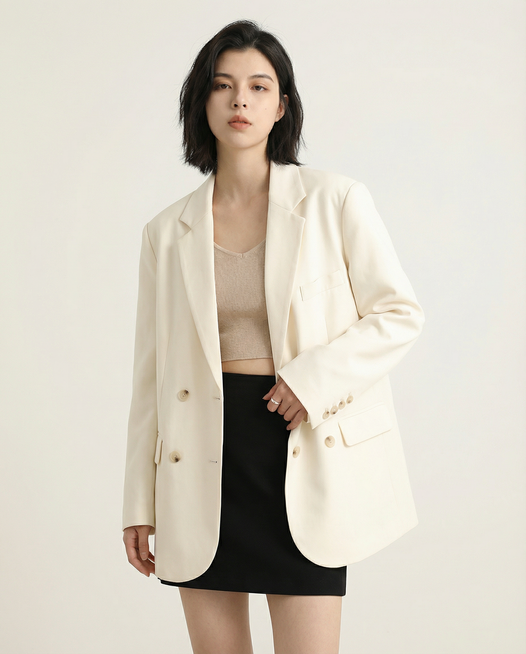 Bettina – Elegant ensfarvet kontorblazer med lange ærmer