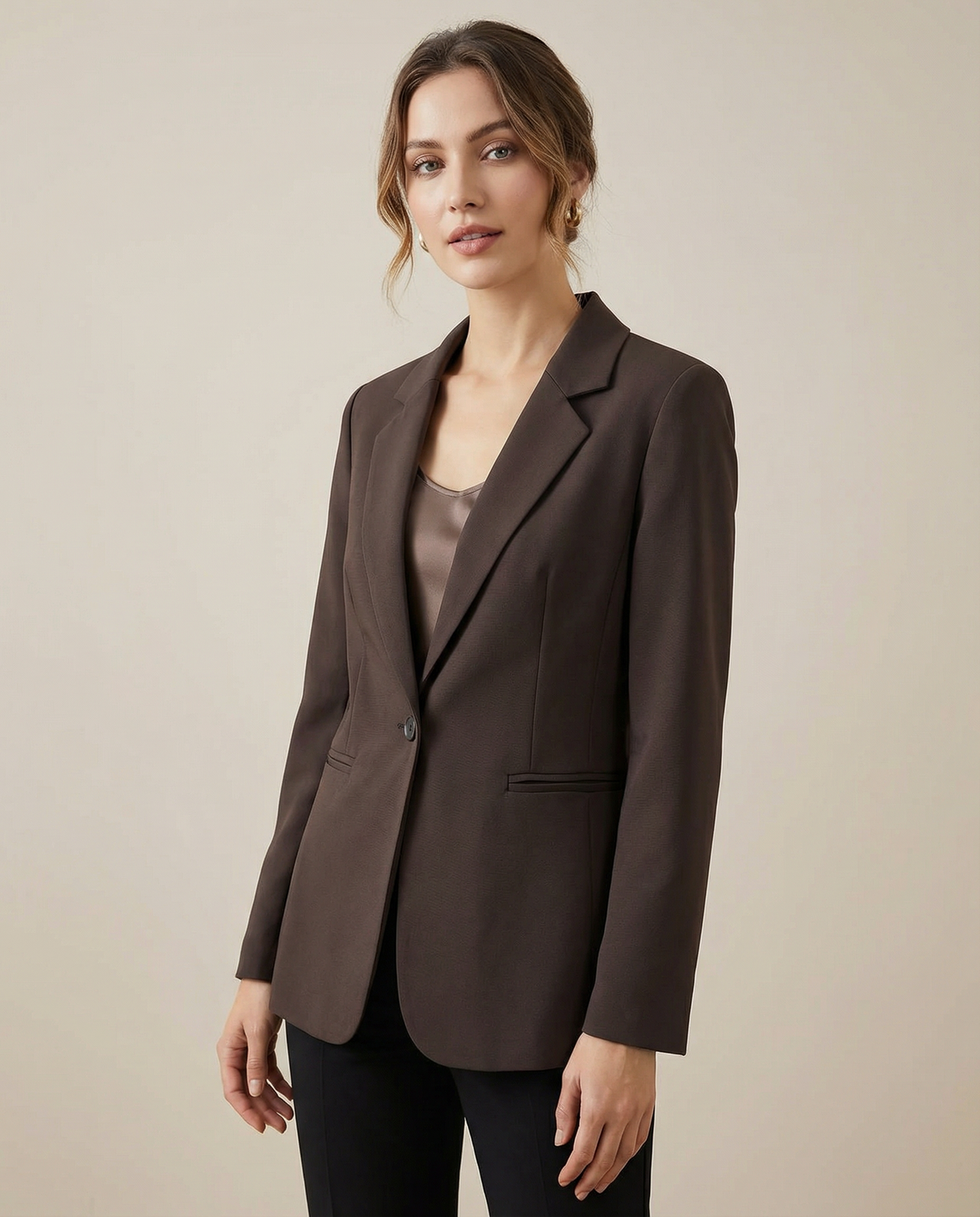 Benedetta – Tailleret mørk kakaobrun blazer med kinakrave