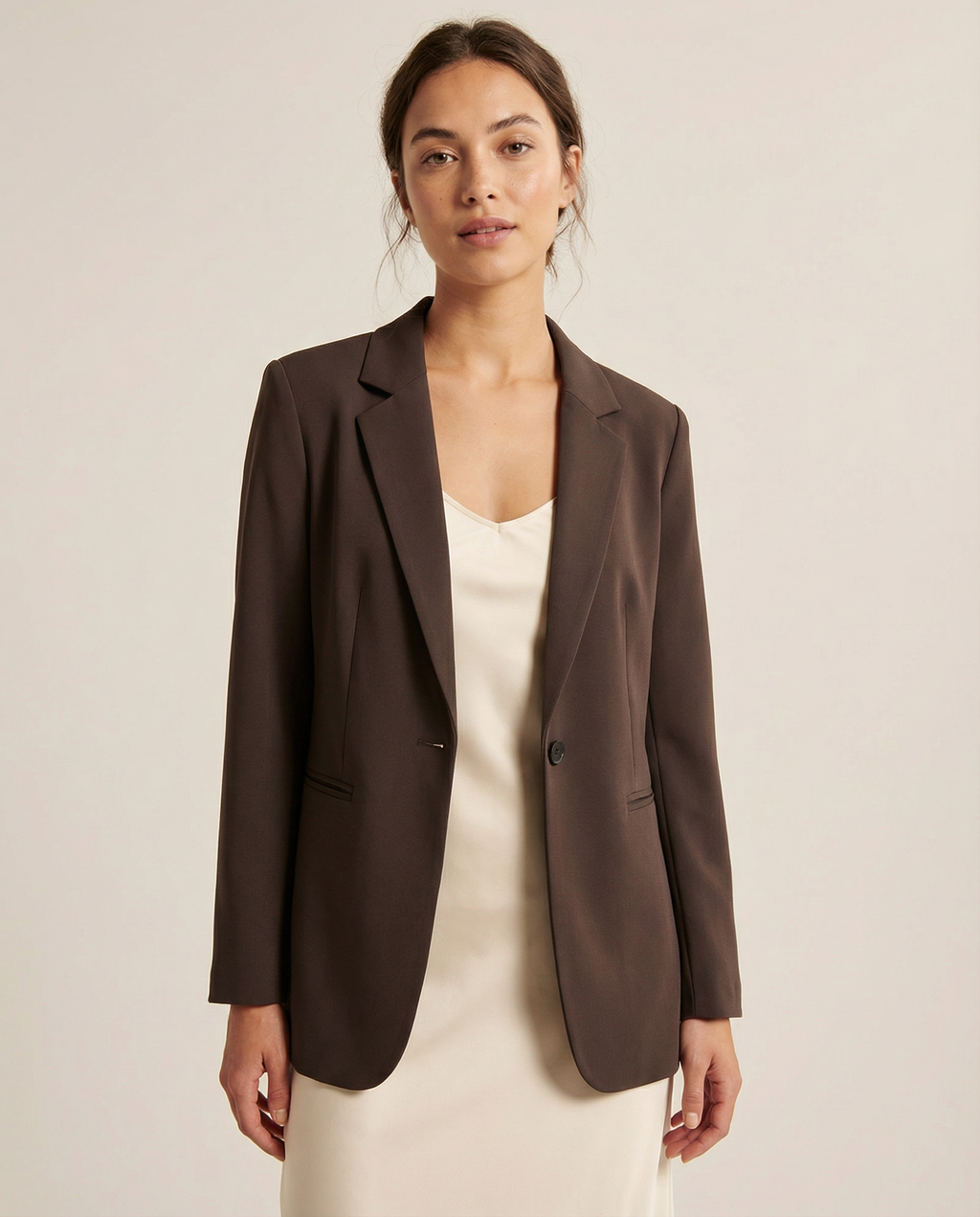 Benedetta – Tailleret mørk kakaobrun blazer med kinakrave