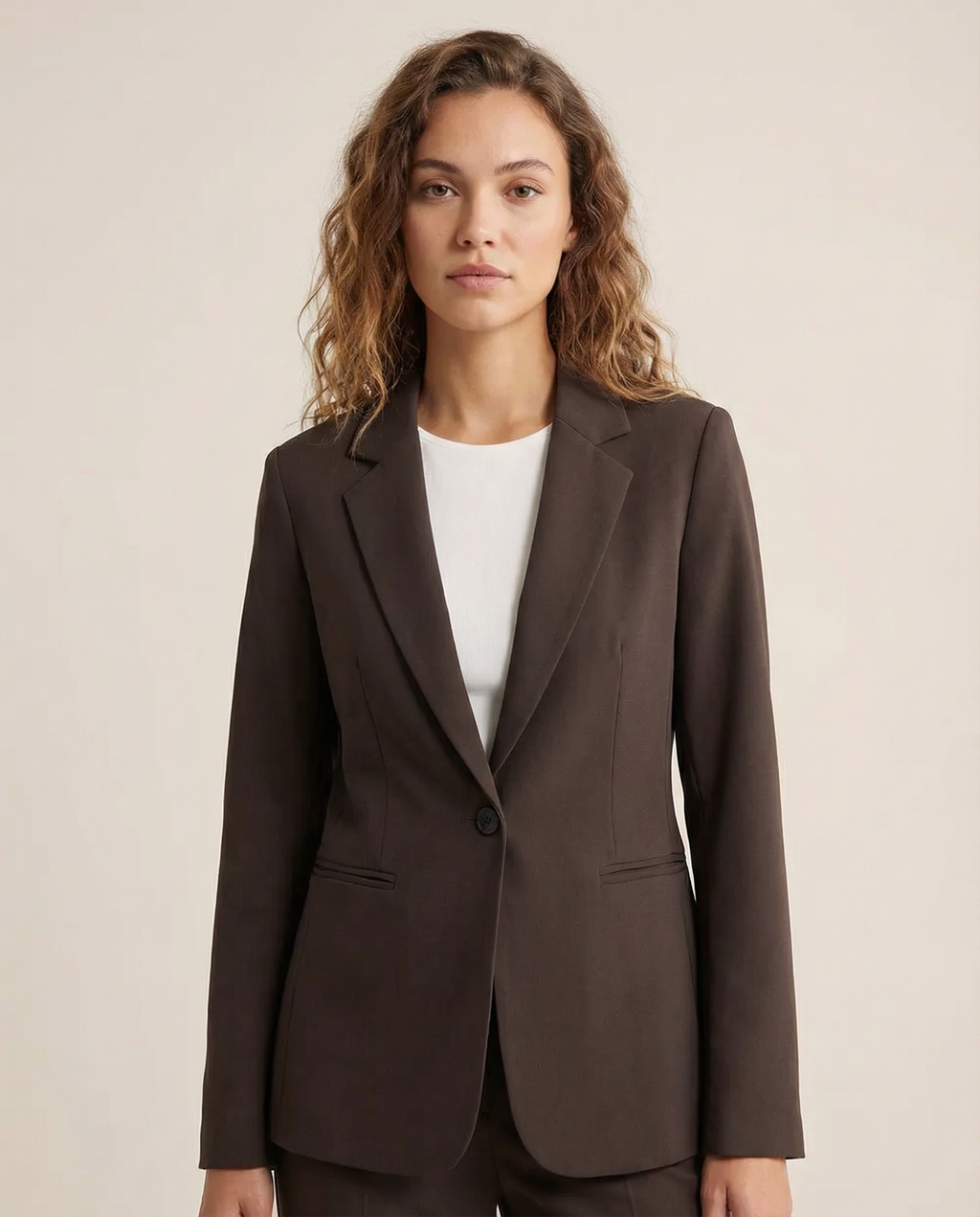 Benedetta – Tailleret mørk kakaobrun blazer med kinakrave