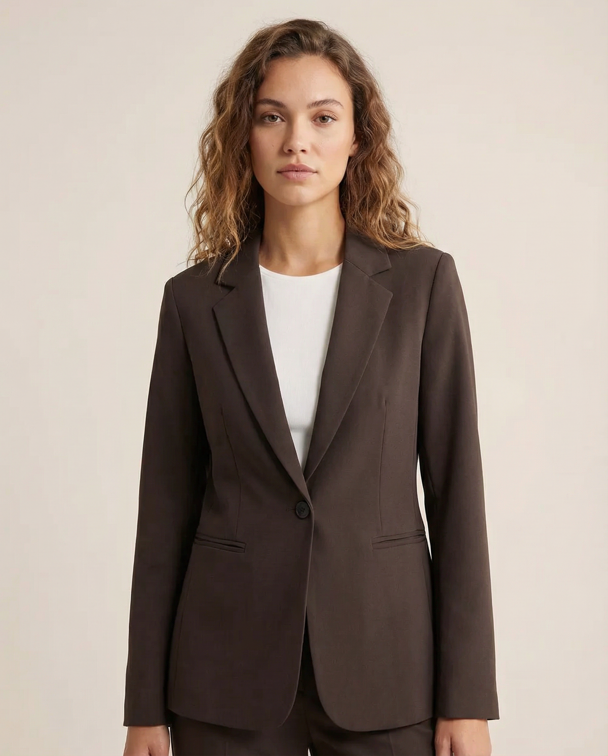 Benedetta – Tailleret mørk kakaobrun blazer med kinakrave