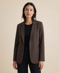 Benedetta – Tailleret mørk kakaobrun blazer med kinakrave