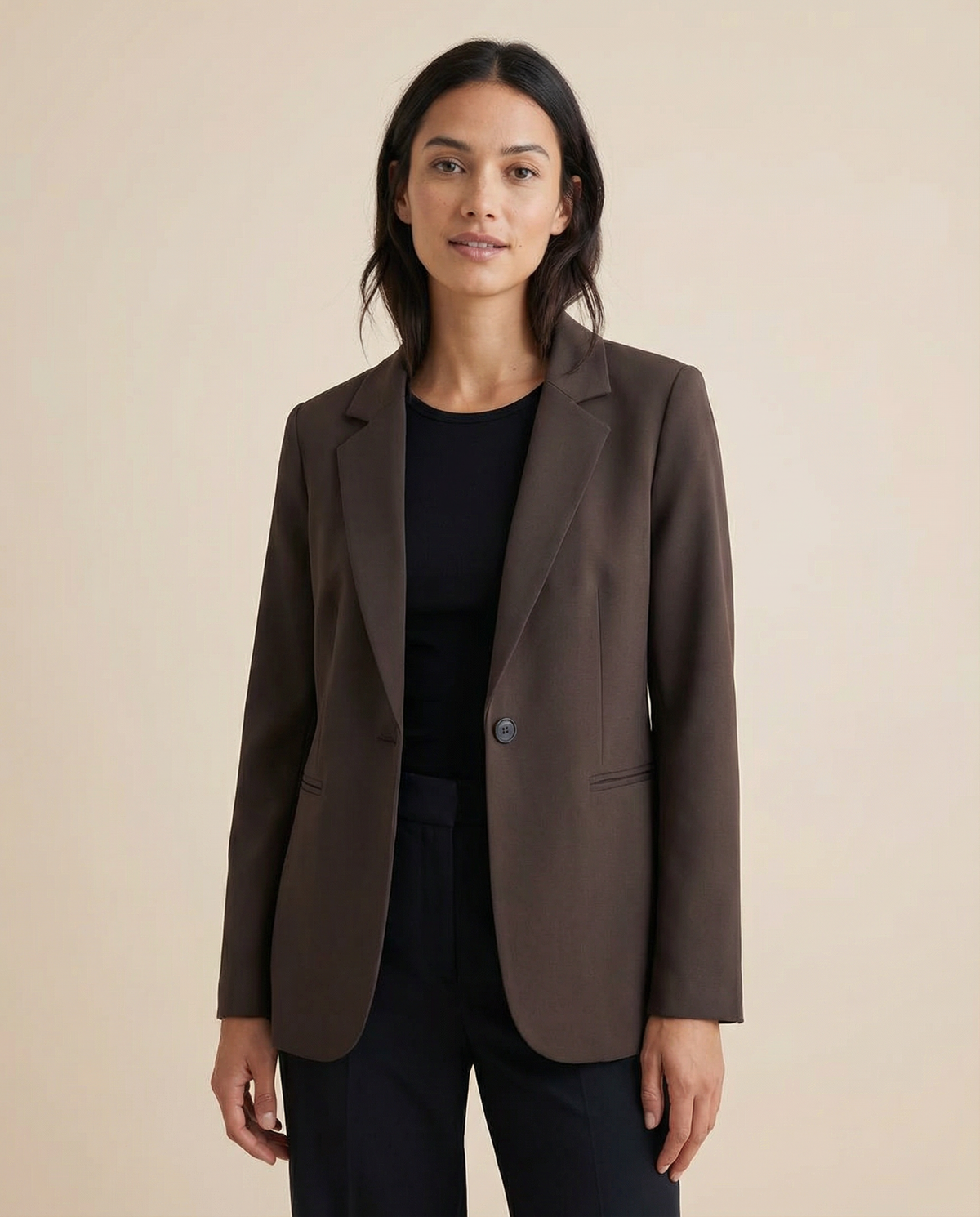 Benedetta – Tailleret mørk kakaobrun blazer med kinakrave