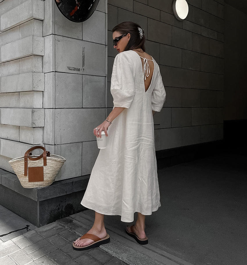 Amaranta | Kjole i hør og bomuld med V-hals og åben ryg