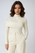 Amanda | Asymmetrisk top med cut-out og off-shoulder-detalje