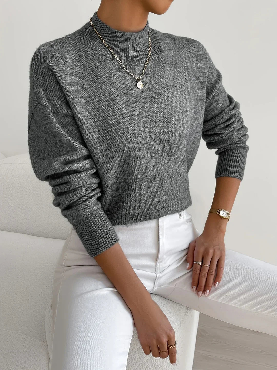 Silvana | Elegant strikket rullekravesweater med slå-om-effekt