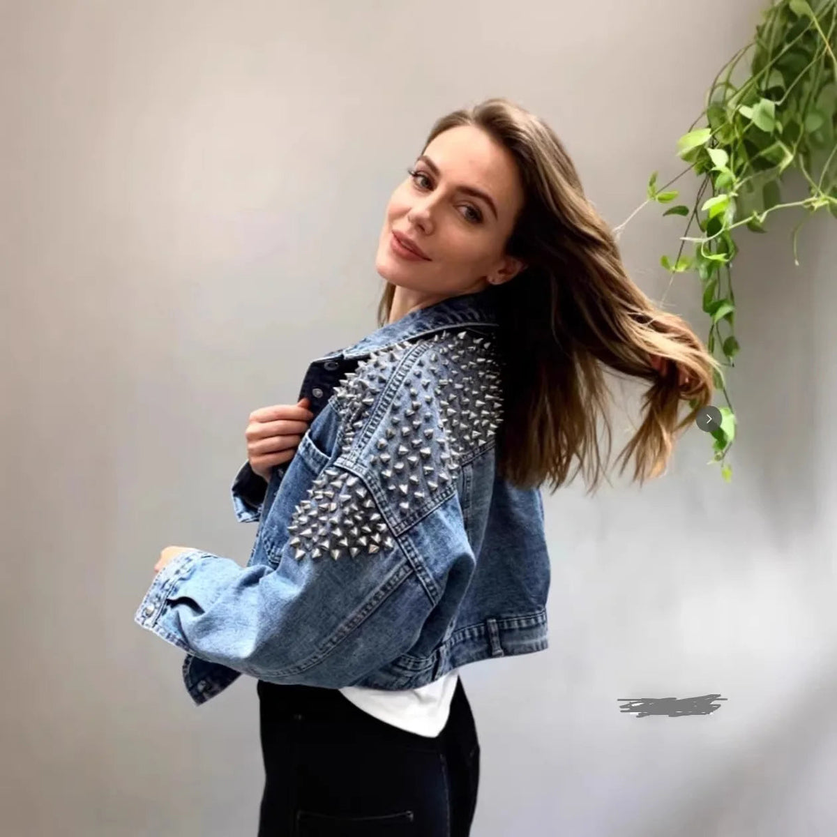 Orietta | Kort denimjakke med nitter og strukturerede skuldre