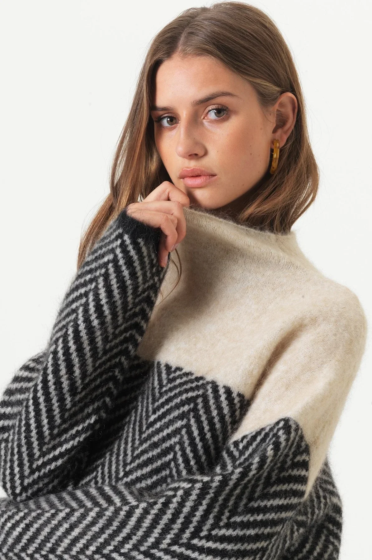 Milena | Rullekravesweater i cashmere med sildebensmønster
