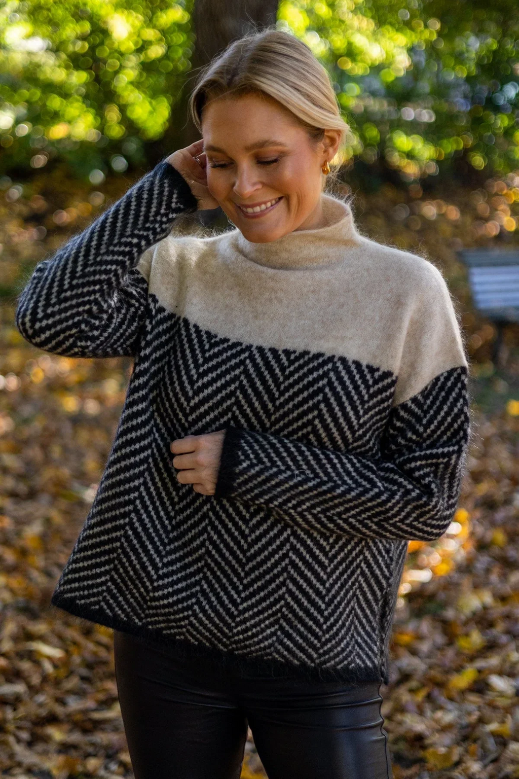 Milena | Rullekravesweater i cashmere med sildebensmønster