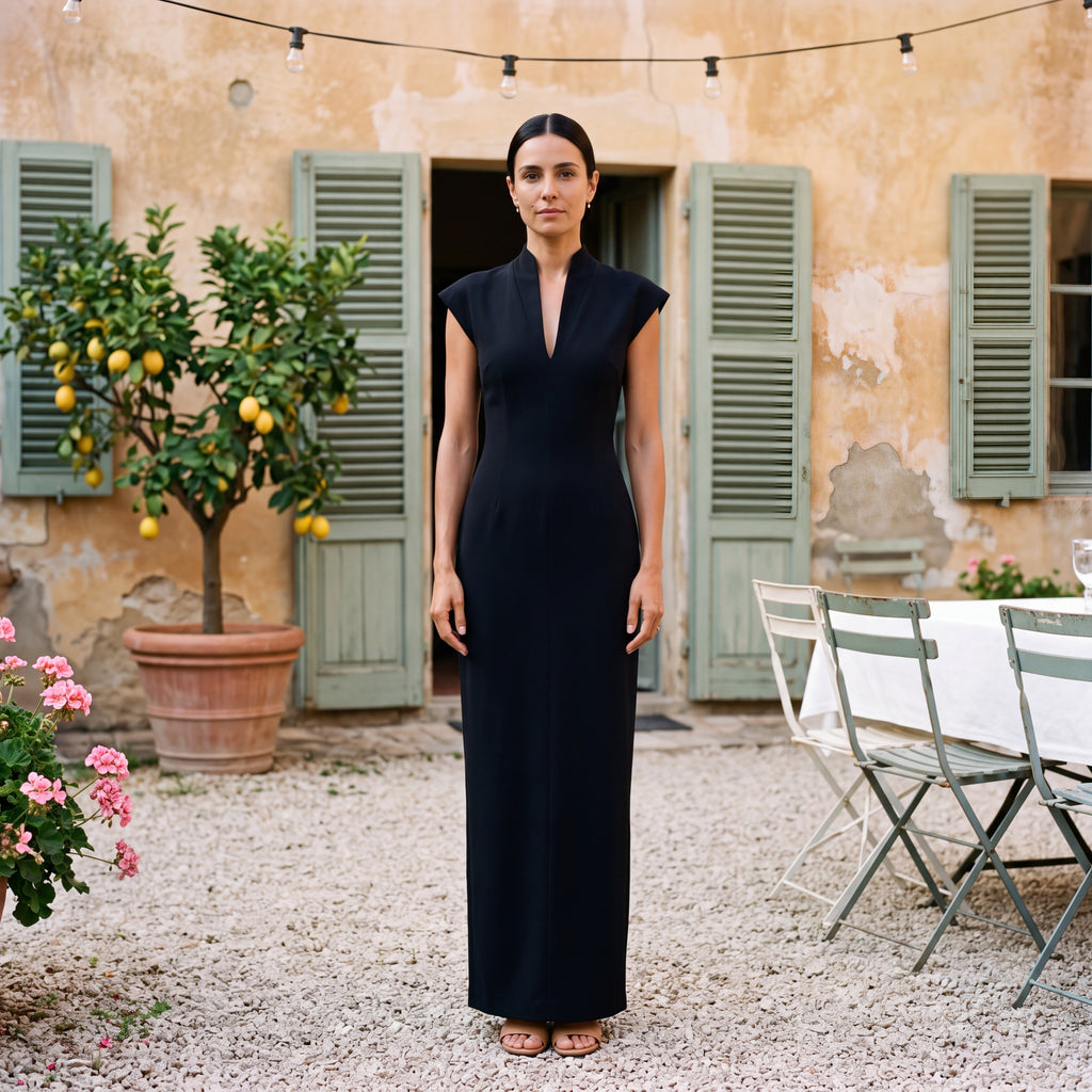 Alessia – Lang søjlekjole med høj hals og V-udskæring