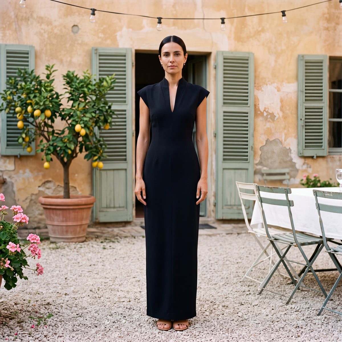 Alessia – Lang søjlekjole med høj hals og V-udskæring