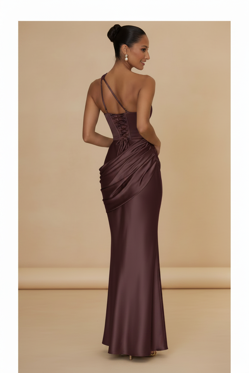 Aveline | Asymmetrisk one shoulder-maxikjole i satin i bordeaux