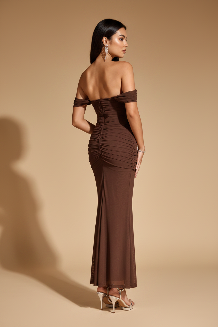 Serena | Draperet off shoulder-maxikjole i chokoladebrun