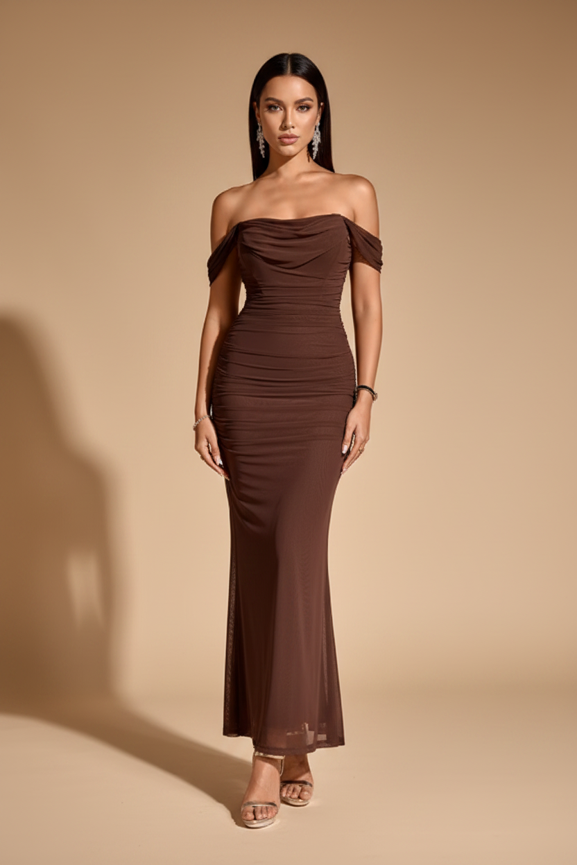 Serena | Draperet off shoulder-maxikjole i chokoladebrun
