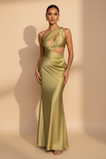 Aveline – Asymmetrisk maxikjole i satin, olivengrøn
