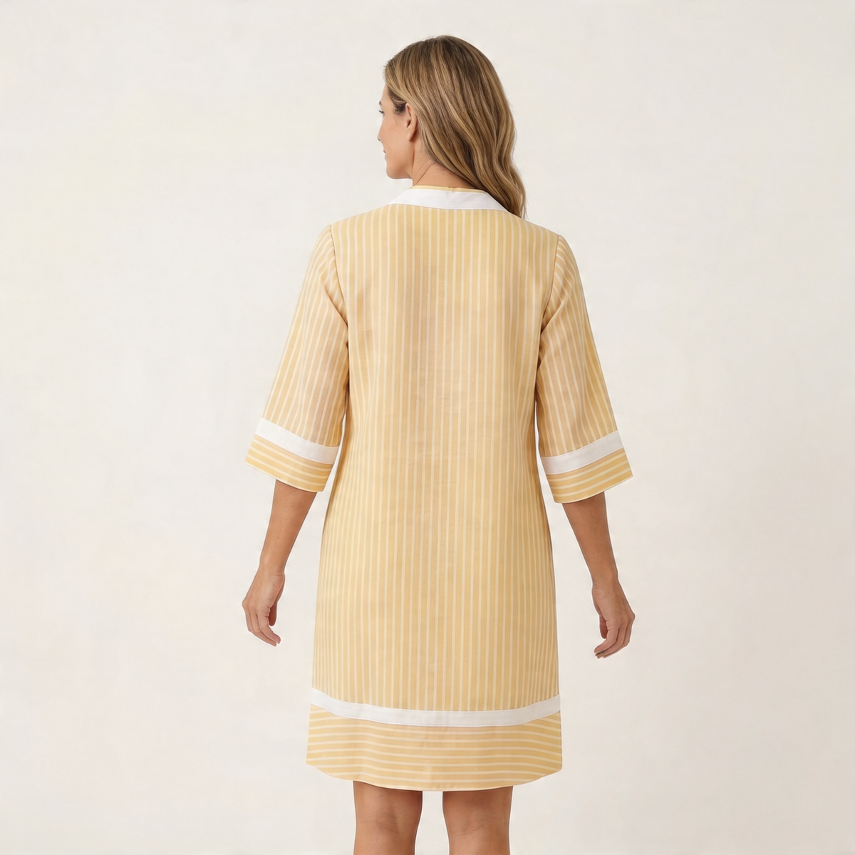 Sanina – Lige stribet bomuldskjole med V-hals og kontrastkant