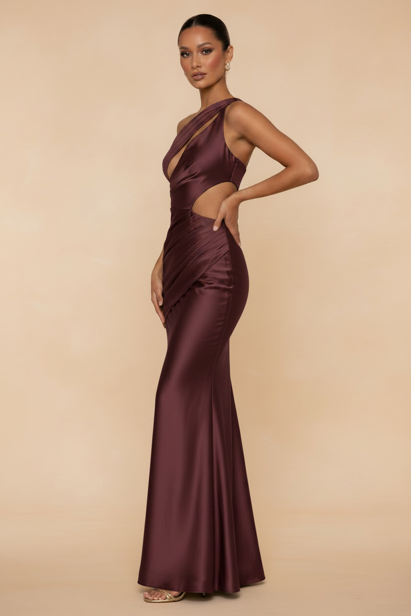 Aveline | Asymmetrisk one shoulder-maxikjole i satin i bordeaux
