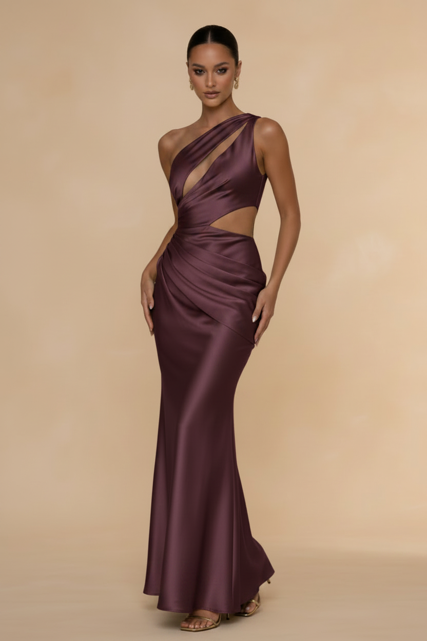 Aveline | Asymmetrisk one shoulder-maxikjole i satin i bordeaux