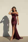 Aurélie | Off shoulder maxikjole i satin med slæk i bordeaux