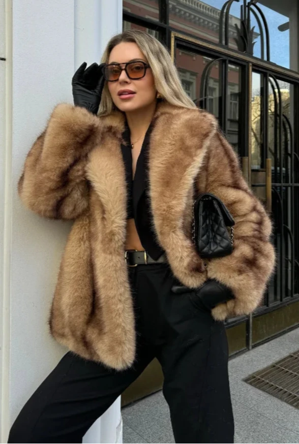 Isolina – Oversized brun frakke i imiteret pels