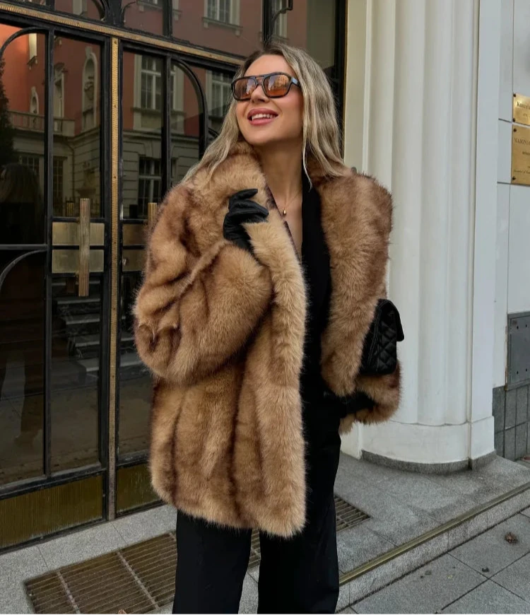 Isolina – Oversized brun frakke i imiteret pels