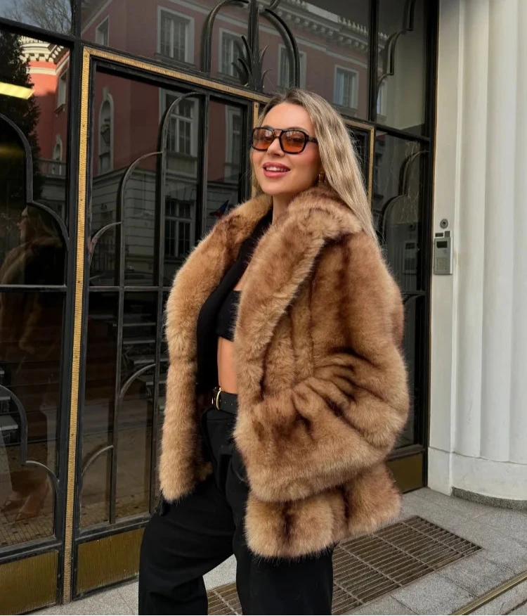 Isolina – Oversized brun frakke i imiteret pels