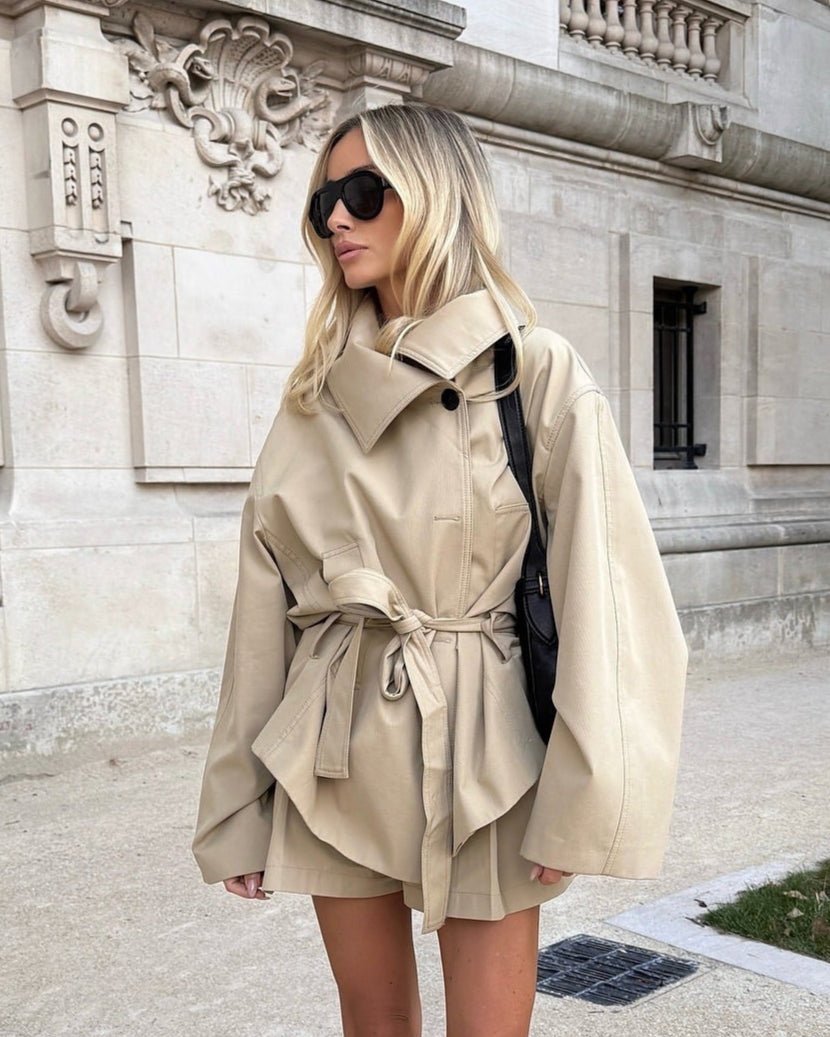 Filippa – Kort oversized beige trenchcoat med bælte