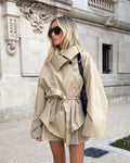 Filippa – Kort oversized beige trenchcoat med bælte